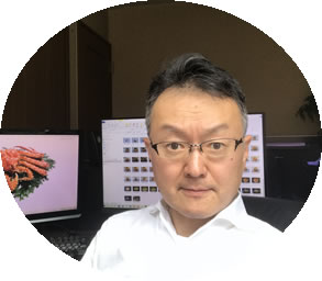 カニの甲羅まで食べる男