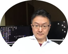 蟹の甲羅まで食べる男