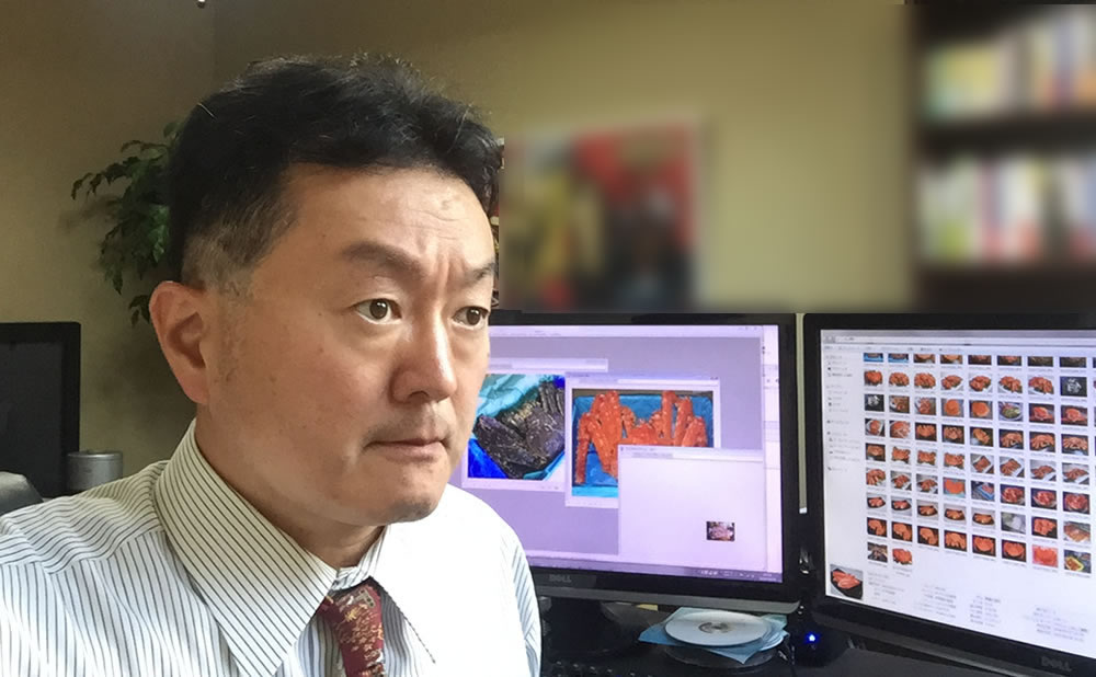 カニの甲羅まで食べる男