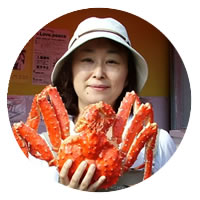 カニの甲羅まで食べる女