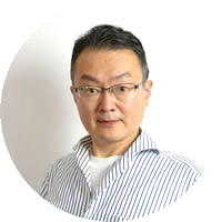 カニの甲羅まで食べる男